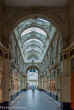 <center>Le Passage Pommeraye. </center> Très rares sont les villes d'Europe pouvant se flatter de posséder un passage couvert d'une telle valeur architecturale.
Galerie SANTEUIL.  On remarque 2 arcades façonnées de paradisiers et lianes en stuc. Le long, cinq baies vitrées décorées de feuilles d'acanthe réalisées par Léopold Hergault. Entre chaque baie 8 médaillons représentent les célébrités locales.  Des bustes de CEINERAY et de CRUCY réalisés par Jean De Bay ornent les 2 portiques de la galerie.
