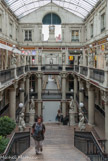 <center>Le Passage Pommeraye. </center> Sur l’initiative de Louis Pommeraye (1806-1850), notaire, les architectes Jean-Baptiste Buron & Hippolyte Durand-Gasselin conçurent les plans de ce passage ouvert en 1843. La décoration fut l’œuvre des sculpteurs Jean Debay et Guillaume Grootaërs.  Construit sur 3 niveaux, il remplace avantageusement l’étroit boyau du Commerce.