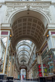 <center>Le Passage Pommeraye. </center> Ce passage mixte est constitué de commerces et d'habitats. Il relie la rue de la Fosse à la rue Santeuil sur 9 m de dénivelé.  La voûte du portique est ornée des caissons à motifs floraux.