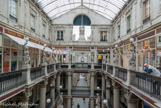 <center>Le Passage Pommeraye. </center> Troisième niveau. Alliant le fer et le verre, il est orné de 16 génies allégoriques (le commerce, l'agriculture, industrie, beaux arts, sciences...) de Jean De Bay illuminant l'obscurité par la fée électricité. L'horloge est encadrée de 2 statues représentant 