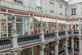 <center>Le Passage Pommeraye. </center> Dans les 3 galeries, les décorations des devantures de magasins sont identiques.