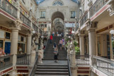 <center>Le Passage Pommeraye. </center> Deuxième niveau. Jean-Simon Voruz est le créateur de l'escalier.