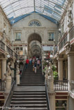 Bien qu'éprouvé par les bombardements du dernier conflit mondial il demeure par son unité de style l'un des plus beaux exemples d'urbanisme des XVIIIe et XIXe siècles. Baptisé du nom de son promoteur, Graslin, issu d'une très honorable famille de financiers, il fut développé par les architectes Ceineray et Crucy sur un coteau dominant le quai de la Fosse. Le plan d'ensemble révèle la volonté de mise en scène de la ville: le théâtre domine une place en hémicycle, les façades identiques forment les Premières loges d'un véritable «théâtre urbain».
Le théâtre, conçu à l'italienne, est bâti en 1788 dans le style néoclassique. Il s'ouvre par un superbe péristyle à huit colonnes corinthiennes que surmontent huit muses, ses marches sont un lieu de rendez-vous habituel.