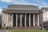 <center>La place et le théâtre Graslin. </center> Bien qu'éprouvé par les bombardements du dernier conflit mondial il demeure par son unité de style l'un des plus beaux exemples d'urbanisme des XVIIIe et XIXe siècles. Baptisé du nom de son promoteur, Graslin, issu d'une très honorable famille de financiers, il fut développé par les architectes Ceineray et Crucy sur un coteau dominant le quai de la Fosse. Le plan d'ensemble révèle la volonté de mise en scène de la ville: le théâtre domine une place en hémicycle, les façades identiques forment les Premières loges d'un véritable «théâtre urbain».
Le théâtre, conçu à l'italienne, est bâti en 1788 dans le style néoclassique. Il s'ouvre par un superbe péristyle à huit colonnes corinthiennes que surmontent huit muses, ses marches sont un lieu de rendez-vous habituel.