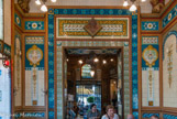 <center>La brasserie la Cigale. </center> Si une horloge arrêtée semble toujours vouloir conditionner le service en fonction des horaires de son vis-à-vis lyrique, cette très belle brasserie, inaugurée en 1895, conserve néanmoins son cadre authentique et des mosaïques charmantes témoins d'un genre quasiment disparu.