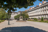 <center>Le Cours Cambronne. </center> Etymologiquement, il s'agit d'une avenue servant de promenade. On y entre en effet par des grilles pour y flâner parmi les magnolias autour de la statue du général Cambronne. Il faudra passer côté rue pour apprécier la diversité des entrées de ces immeubles à pilastres tous identiques côté cours. Créé dans la première moitié du 19e siècle, il s'inspire du plan des jardins du Palais Royal à Paris. Anciennement cours Henri IV, il fut baptisé cours Cambronne, après l'inauguration en 1848 de la statue du célèbre général d'Empire, d'origine nantaise.