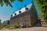 <center>Musée Dobrée Musée d'Archéologie. </center>Le Palais Dobrée, impressionnant édifice néo-roman, a été construit à partir de 1862 comme demeure pour Thomas Dobrée (1810-1895) et ses collections.
Fils et petit-fils d'armateurs nantais et promoteurs de l'industrie baleinière à Nantes, il se trouva très jeune à la tête d'une immense fortune. Il abandonna la tradition familiale du négoce et, devenu collectionneur, il consacra 64 ans de sa vie la 