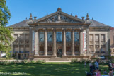 <center>Muséum d'Histoire naturelle. </center> 19 août 1875 : après 40 ans d'attente, la Municipalité inaugure le Muséum d'histoire naturelle dans un nouveau quartier, à l'ouest de la ville.
Ouvert sur une place, l'édifice de style classique, conçu par Gustave Bourgerel, vient prolonger l'ancien Hôtel de la monnaie. L'entrée monumentale en avant-corps, soulignée d'un fronton sculpté par Guillaume Grootaërs, célèbre les progrès de la science symbolisée par le flambeau éclairant le monde au centre des règnes animal végétal et minéral.