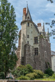 <center>La porte Saint-Pierre. </center> La porte Saint-Pierre était autrefois une des entrées principales, constitutives de l'enceinte médiévale, construite à partir du XIVe siècle. La porte, construite sur des fondations antiques, fut surmontée d'un logis épiscopal au XVIe siècle. C'est un vestige de l'enceinte médiévale remaniée au XVe.