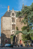 <center>La porte Saint-Pierre. </center> La Porte Saint-Pierre, du XVe siècle, qui flanque la cathédrale permet d'accéder à la place Maréchal Foch.