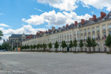 <center>Le cours St André. </center> Les cours Saint-Pierre et Saint-André furent aménagés au XVIIIe siècle en promenade publique, selon les plans de l'architecte Ceineray