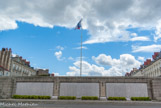 <center>Tables mémoriales pour les morts. </center> Dès 1918, le maire Paul Bellamy souhaite rendre hommage aux Nantais tombés au combat. Il retient le projet de M. Robida, trois tables mémoriales, « monument architectural aux nobles et simples lignes», portant le nom des 7500 soldats morts pour la France.
Au centre, un socle trône sans figure. II fut orné pendant 3 ans de la statue de la Délivrance. Placée devant les Tables mémoriales en 1927, l'œuvre du sculpteur Emile Guillaume (produite à11exemplaire) sreprésentant une femme nue avait choqué l'opinion, suscitant les plus vives critiques de l'opposition. Vandalisée 4 mois après son inauguration, il faut attendre 10 ans pour qu'elle soit réinstallée en toute discrétion à bonne distance du monument de la Grande Guerre. Pendant l'Occupation, la statue disparaît. Elle est aujourd'hui installée  devant l'Hôtel de Région des Pays de la Loire.