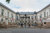 <center>L'Hôtel de Ville. </center> Installé â l'origine dans un petit manoir acheté au 16e siècle, l'hôtel de ville s'étend progressivement au fur et à mesure du développement du pouvoir municipal, par l'acquisition des propriétés voisines.
La mairie n'est pas constituée d'un sein bâtiment monumental, mais d'un ensemble d'édifices d'époques et de styles différents.
Ici, parties du 15-17-19e siècles.
Le blason de la Ville, placé sur la grille d'honneur et en façade, rappelle la vocation maritime et commerciale du port de Nantes. La devise Favet Neptunus Eunti, «Que Neptune favorise le voyageur», évoque l'esprit d'entreprise et d'aventure des Nantais.