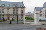 <center>L'Hôtel de Ville. </center> En face et à droite parties du 17e siècle, au fond du 20e siècle.