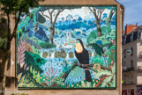 <center>Près de la mairie. </center>Le Toucan d'Alain Thomas. Alain Thomas est un peintre d'origine nantaise, né en 1942 et dont les débuts dans la vie professionnelle n'annonçaient pas un parcours artistique ; pourtant il décide de se consacrer à la peinture, en autodidacte, et propose sa première exposition en 1963.
Il est très connu du grand public nantais grâce surtout à son immense fresque murale de 125m2, « Le Toucan à bec caréné » qui a dès 1996 orné le pignon d'un bâtiment place Aimé-Delrue, pour être ensuite réinstallée rue Fanny Peccot, près de l'Hôtel de Ville, en juin.