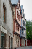 <center>Une rue héritée du Moyen âge. </center> A la fin du moyen âge, dans les quartiers densément peuplés, aux rues étroites, on construit des maisons en pan de bois, en réservant le rez-de-chaussée au commerce et les étages au logement. 
Il reste peu d’exemples de ces constructions. En raison des mesures de prévention des incendies, des travaux d’urbanisme, et plus récemment des bombardements de la seconde guerre mondiale, elles ont presque toutes disparu.