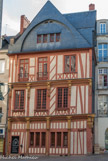 <center>La place du Change. </center>  C'est l’une des places historiques de Nantes. C’est ici que se croisaient les grandes rues de la ville au Moyen Age. On y organisait les fêtes populaires et l’animation était assurée régulièrement par de nombreux artistes de rue.
La « maison des apothicaires », grande maison à colombages qui date du XVe siècle est probablement la plus belle demeure historique du vieux Nantes.