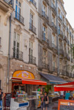 <center>Place du Pilori. </center> Il s’agissait, avec la place du Change, du centre de la ville médiévale, un véritable lieu de passage, de commerce et de discussions. Lors des grands travaux qui touchèrent le quartier au XVIIIe siècle, la place du Pilori fut entièrement reconstruite. Il ne reste donc aucune trace antérieure à cette époque.