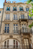 <center>Place du Pilori. </center> En bas, le mascaron Jean qui rit...