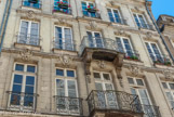 <center>Place du Pilori. </center> La place du Pilori est restée un lieu de vie important à Nantes. Ses façades élégantes du XVIIIe siècle et ses terrasses de café lui donnent tout son charme. Au premier étage, les quatre saisons encadrent le soleil : l'hiver, le printemps, l'été et l'automne.