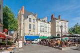 <center>La place du Bouffay. </center> Le marché couvert. Dans une des tours du château, un prisonnier attend la sentence de Louis XIII. Il s'agit d'Henri de Talleyrand, sieur de Chalais, accusé de complot contre la vie du roi et d'intrigue avec les huguenots et Gaston d'Orléans, le frère de Louis XIII. Malgré ses dénégations, il est condamné et décapité sur la place du Bouffay.