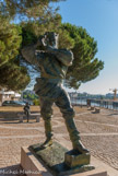 <center>Statues de Némo et Jules Verne enfant. </center> Esplanade Jean Bruneau. Ces sculptures installées en 2005 représentent le petit Jules assis sur un banc regardant vers le large dans la même direction que le capitaine Némo, héros de ses futurs romans.