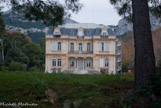 <center>Villa Estrangin.</center>La propriété d'Amélie (avec la Villa Estrangin), augmentée de celle de Paul, passera à son fils Henri Estrangin, puis à sa petite-fille Henriette, puis à son arrière-petite-fille Valentine («Lily») Arnavon, née Fritsch-Estrangin.Le château Estrangin (Amélie, 1860), construction massive en pierre calcaire avec un toit d'ardoises grises, offre une architecture typique du Nord de la France. Il abrite aujourd'hui un centre de loisirs municipal. Ce n'est pas une bastide car il n'y a  pas de terrain agricole.