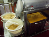 <center>Conserverie Lou Ferrignade</center>Prépartion de la soupe de poissons.