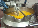 <center>Conserverie Lou Ferrignade</center>Cuisson de la soupe de poissons.