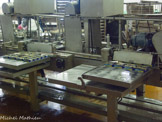 <center>Conserverie Lou Ferrignade</center>Au bout de la chaîne de mise en boite, les boites sont disposées à l'envers avant la cuisson à la vapeur pour que la graisse s'élimine.