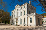 <center>Le Château Ricard.</center>Le château fût tout d'abord un relais de chasse sous Louis XIII puis une maison de maître sous la Révolution puis propriété de Louis-Henri Caune en 1850 qui dote la construction d'une ornementation sculptée de style second empire. Au XVIIIe siècle, le village de Sainte Marthe où se situe le château, est un lieu de villégiature très prisé des grandes familles marseillaises. Sa campagne abrite une quarantaine de bastides, les « maisons des champs », indissociables de l'art de vivre en Provence. Dans les années 30, le Château est vendu à une famille suisse, les Cane, qui ajoute une aile basse de chaque côté du bâtiment.