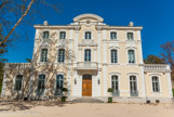<center>Le Château Ricard.</center>Certainement attaché à son village natal, Paul Ricard rachète la propriété en 1937 et y installe sa famille. En 1992 la société Ricard restaure le château et y aménage bureaux et salons de réception.