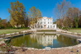 <center>Le Château Ricard.</center>Au delà de la magnificence de la bâtisse, on peut admirer le splendide bassin construit dans l'esprit des jardins de Le Nôtre et dont les proportions sont calculées pour refléter entièrement la façade du château.