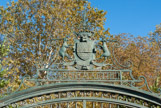 <center>Le Château Ricard.</center>Henri Caune était un courtier en laine, ce qui explique, avec le prénom de sa 2ème épouse, Marie Agnel de Bourbon, la présence des moutons dans les armoiries au-dessus du portail. Les fleurs de lis rappelle l’origine noble de sa femme.
