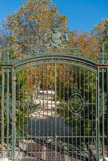 <center>Le Château Ricard.</center>Henri Caune était un courtier en laine, ce qui explique, avec le prénom de sa 2ème épouse, Marie Agnel de Bourbon, la présence des moutons dans les armoiries au-dessus du portail. Les fleurs de lis rappelle l’origine noble de sa femme.