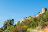 <center>Le château de Rochemaure</center>Le dyke de Rochemaure, formé il y a sept millions d’années, marque la dernière avancée du plateau volcanique du Coiron. Sa position dominante au-dessus de la vallée du Rhône en fit certainement de tout temps un lieu stratégique. La tour du Guast et vestiges du rempart cachant la chapelle Notre-Dame des Anges.