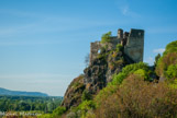<center>Le château de Rochemaure</center>La tour la plus importante des remparts est la tour du Guast, qui pourrait remonter au Xe siècle et dont le propriétaire actuel est encore un membre de la famille de Pampelonne ; construite sur un dyke basaltique, elle constitue elle-même un second château, bien que moins important que le château principal. Sa position permettait un contrôle effectif du Rhône. C’est près d’elle qu’est implantée la chapelle Notre-Dame des Anges.