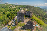 <center>Le château de Rochemaure</center>Vestiges de la demeure seigneuriale. Au 13 ème siècle furent construits la maison seigneuriale et des remparts, à savoir la grande enceinte au nord du donjon qui enserre le village de la Fare et la maison seigneuriale, ainsi que deux murs crénelés descendant l’un du château, l’autre du village jusqu’au Rhône.