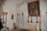 <center>Chapelle Notre-Dame-des-Anges.</center>Sur le mur, statuette de la Vierge de l'Immaculée avec les étoiles sur le socle et piétinant le serpent.