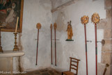 <center>Chapelle Notre-Dame-des-Anges.</center>Entre les bâtons de procession, statuette de Sainte Marthe.
