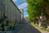 <center>La Cité Blanche</center>Une seconde cité est construite en 1913 face à la première. Le long bâtiment comporte cinq niveaux. Dans son prolongement est bâtie l’église Saint-Victor où est assuré le service religieux destiné aux ouvriers et  qui remplace la chapelle qui  trônait au beau milieu de l’usine. Cette vie communautaire des salariés de l’usine Lafarge se poursuit jusqu’aux années 1950. La construction de ces cités ouvrières se rattache au courant du paternalisme social, caractéristique du patronat catholique du 19e siècle, où la prise en compte des besoins des ouvriers et de leur famille induit une fidélisation et s’accompagne parfois d’un contrôle social (fréquentation de l’église, bonne tenue du potager, etc.)