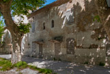 <center>La Cité Blanche</center>Une caisse de secours est créée. Alimentée par les ouvriers qui versent une cotisation mensuelle et par l’usine qui verse aussi sa part. Cette caisse, assure les secours aux ouvriers malades ou blessés, verse des pensions aux ouvriers âgés ou infirmes, participe à des primes de mariage, de naissance, …Toutes ces avancées sociales font la renommée des propriétaires des usines de Lafarge. Les ouvriers forment de véritables dynasties, les enfants succédant aux parents, parfois sur plusieurs générations.