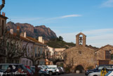 <center></center>Roquebrune est un village millénaire médiéval. Le vieux village date du XIe siècle et au XIIe, les remparts furent détruits lors d’une bataille. Devant la chapelle s’étendait le cimetière.