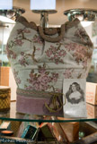 <center>Musée du chocolat de Mr Couraud </center>Le sac de la Marquise de Sévigné représente son buste, il a un double fond pour cacher du chocolat qui était interdit car réputé comme aphrodisiaque.