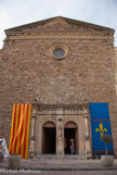 <center>Eglise St Pierre et St Paul </center>Elle date du XVIe.  Les deux statues de saint Pierre et saint Paul étaient dans des niches en forme de cloche. Charles le chauve, lors d’une bataille, demanda l’aide du comte de Barcelone Wilfrid. Ce dernier fut blessé et pour le remercier, Charles le chauve trempa ses quatre doigts dans son sang et traça quatre bandes sur le bouclier d’or de Wilfrid. L’autre éten