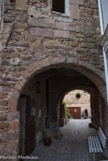 <center></center>Cette porte est du XIe, avec trois arcades, des fenêtres car les gardes y vivaient pour guetter. Lors de la guerre entre les catholiques et les protestants au XVIe, le duc de La Valette fut tué par les Roquebrunois, ils sont rentrés dans le village pour le piller, la porte fut en partie détruite. On l’a ensuite reconstruite, c’est pour cela que l’on peut voir une pierre de réemploi avec une salamandre et deux feuilles de chênes.