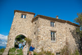 <center>Sigoyer</center>Le Château. Sa construction, vers le XIe siècle a une fonction essentiellement militaire pour la défense du site et des populations. Il fut démanteléau XVie siècle, pillé et dévasté sous la révolution.