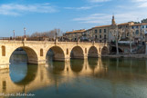 <center>Le pont Romain</center>Les Gaulois avaient installé un oppidum sur la colline, mais l'importance de la ville date de la construction du pont par les Romains, au Ier s., à un carrefour stratégique entre la voie Domitienne et la route reliant Nîmes à Lodève.
