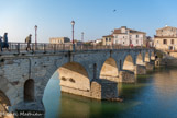 <center>Le pont Romain</center>Même en comptant avec les travaux de restauration des XVIIe et XIXe s., son état de conservation est étonnant, sachant qu'il a traversé près de 20 siècles (il a été construit entre 19 et 31 de notre ère par l'empereur Tibère ). Certaines arches furent pourtant englobées dans les maisons et la voirie de la ville lors de son développement au Moyen Âge, réduisant ainsi la largeur du cours naturel de la rivière, mais provoquant en retour une sorte de goulet d'étranglement aux eaux qui continuent à déborder de nos jours lors des crues.