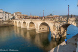 <center>Le pont Romain</center>Sa longueur totale est de 189 mètres. Sept de ses dix-sept arches sont encore visibles sur Vidourle. Les autres sont absorbées par la construction des maisons.